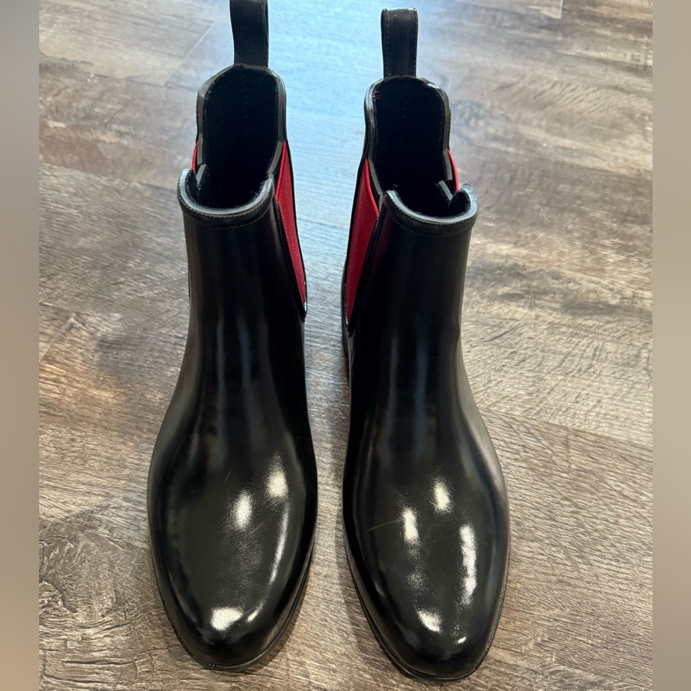Black and Red‎ Chelsea Boots